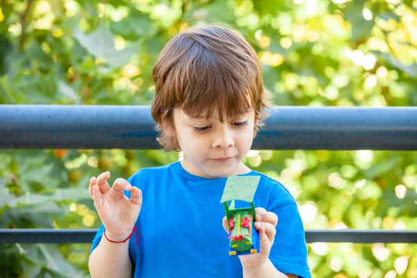 Portret Van Een Jongetje Met Een Speeltje Zijn Handen — Stockfoto