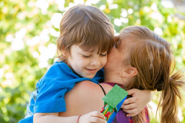 Vreugdevolle Jongen Moeders Schouder — Stockfoto