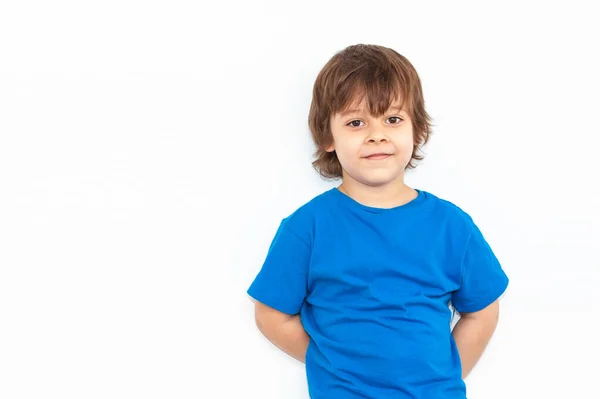 Portret Van Een Emotionele Jongen Een Lichte Achtergrond — Stockfoto