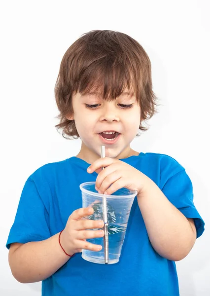 在浅色背景上的男孩与一杯水的肖像 — 图库照片