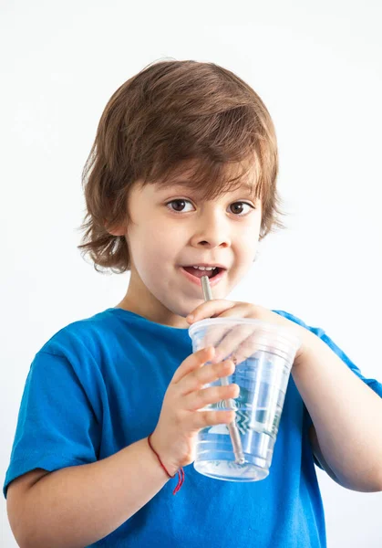 Retrato Menino Com Copo Água Fundo Claro — Fotografia de Stock