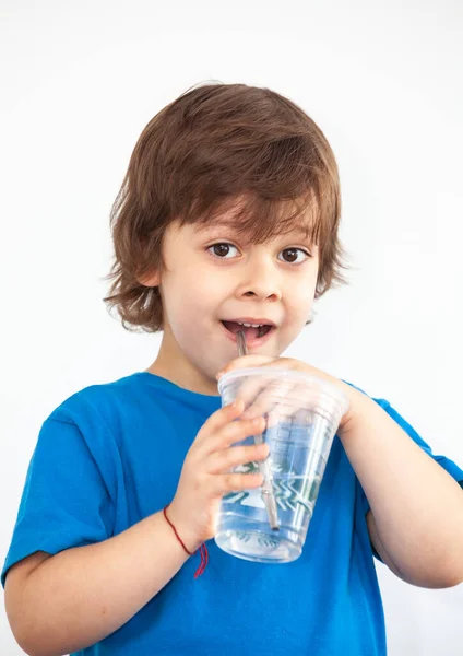 Retrato Menino Com Copo Água Fundo Claro — Fotografia de Stock