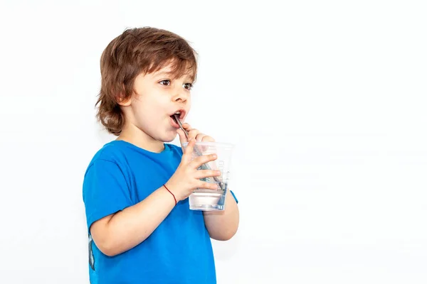 Porträtt Pojke Med Ett Glas Vatten Ljus Bakgrund — Stockfoto