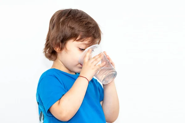 Porträtt Pojke Med Ett Glas Vatten Ljus Bakgrund — Stockfoto