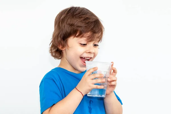 Ritratto Ragazzo Con Bicchiere Acqua Sfondo Chiaro — Foto Stock