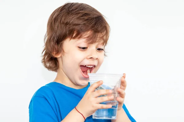 Ritratto Ragazzo Con Bicchiere Acqua Sfondo Chiaro — Foto Stock