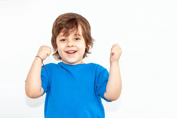 Portret Van Een Emotionele Jongen Een Lichte Achtergrond — Stockfoto