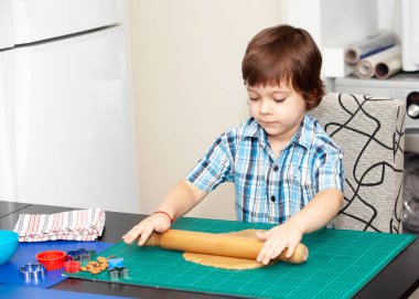 Kurabiye hamuru sallayan küçük çocuk