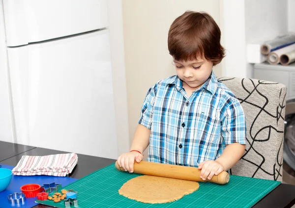 Маленький Хлопчик Гойдається Рулонним Шпильковим Тістом Печива — стокове фото