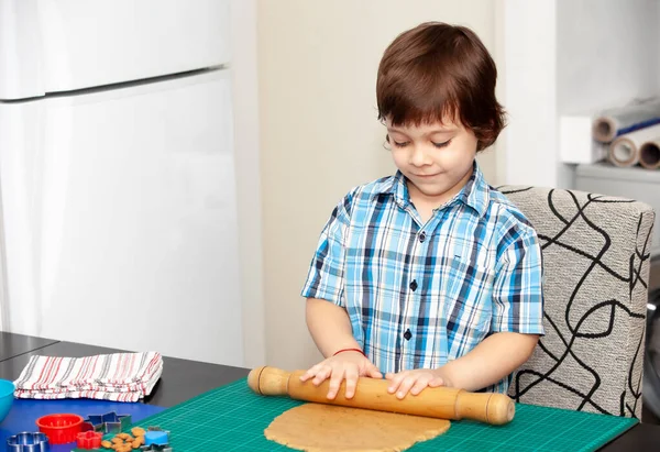 Kleine Jongen Zwaaiend Met Een Rollende Pin Koekjesdeeg — Stockfoto