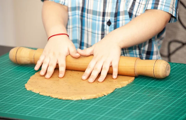 Menino Balançando Uma Massa Biscoito Rolo — Fotografia de Stock