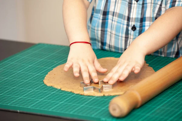 子供の手で生地クッキーを作る — ストック写真