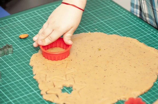 小孩子用手做面团饼干 — 图库照片
