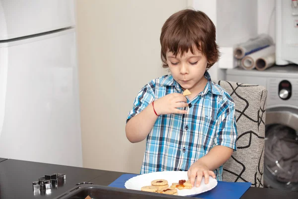 Portrait Happy Boy Eating Cookies — Stock Photo, Image