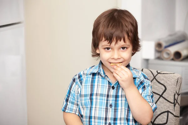 Portret Szczęśliwy Chłopiec Jedząc Ciasteczka — Zdjęcie stockowe