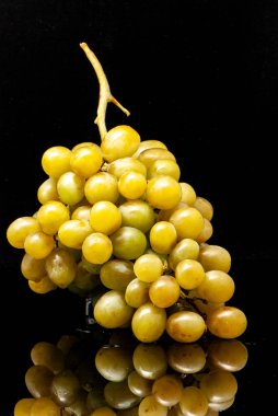 Siyah arkaplanda üzümler
