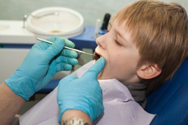 çocuk diş hekiminde.