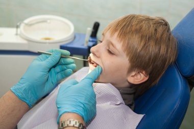 çocuk diş hekiminde.