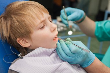 çocuk diş hekiminde.