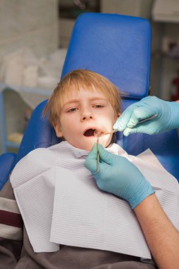 çocuk diş hekiminde.