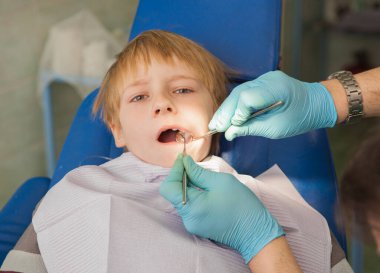 çocuk diş hekiminde.