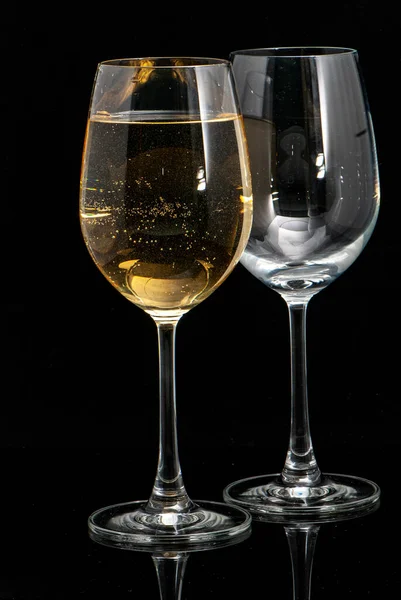 Şarap Kadehleri Siyah Arkaplan — Stok fotoğraf