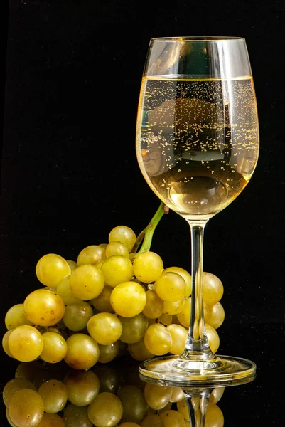 Copo Vinho Com Vinho Monte Uvas Contra Fundo Preto — Fotografia de Stock