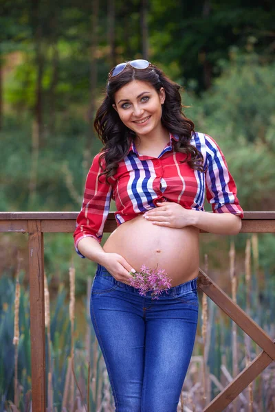 Έγκυος Γυναίκα Στη Φύση — Φωτογραφία Αρχείου
