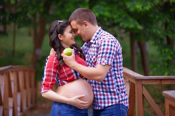 Gravid Kvinna Med Sin Man Naturen — Stockfoto