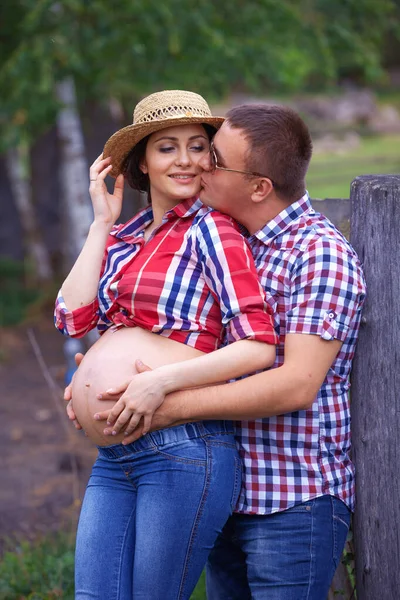 Gravid Kvinna Med Sin Man Naturen — Stockfoto