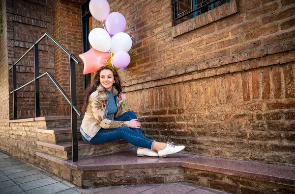 满街都是气球的快乐女人 — 图库照片
