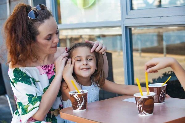 Šťastná Rodina Kavárně Zmrzliny — Stock fotografie