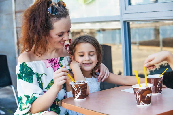 Šťastná Rodina Kavárně Zmrzliny — Stock fotografie