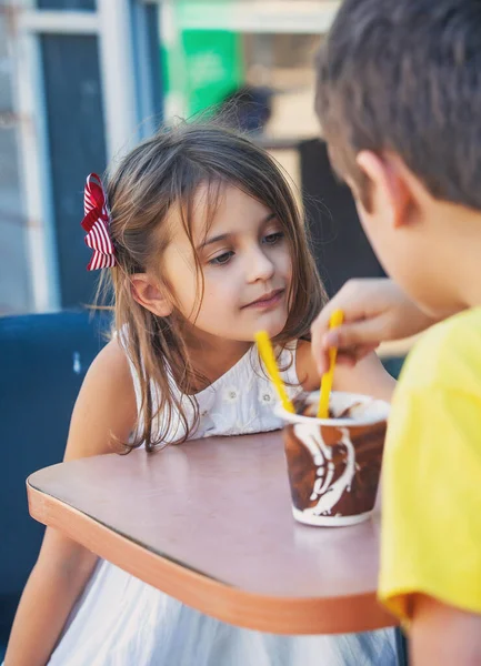 Portait Little Girl Ice Cream Cafe — Stock Photo, Image