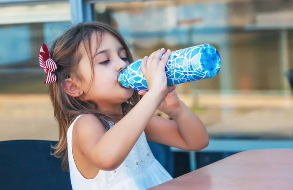 Κορίτσι Που Πίνει Από Ένα Μπουκάλι Νερό Ένα Καφέ — Φωτογραφία Αρχείου
