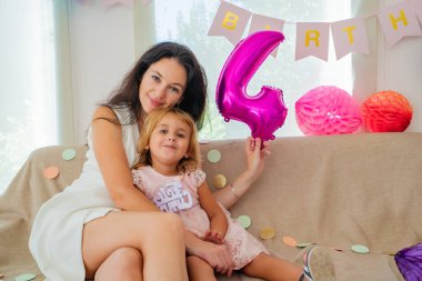 Doğum gününde kızıyla mutlu bir anne.