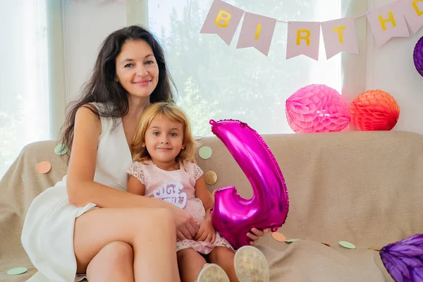 Madre Feliz Con Hija Cumpleaños —  Fotos de Stock