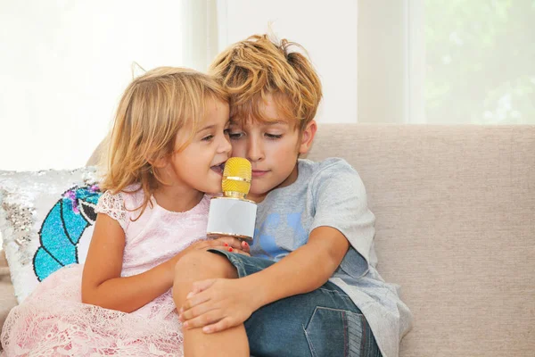 Feliz Hermano Hermana Cantan Karaoke — Foto de Stock