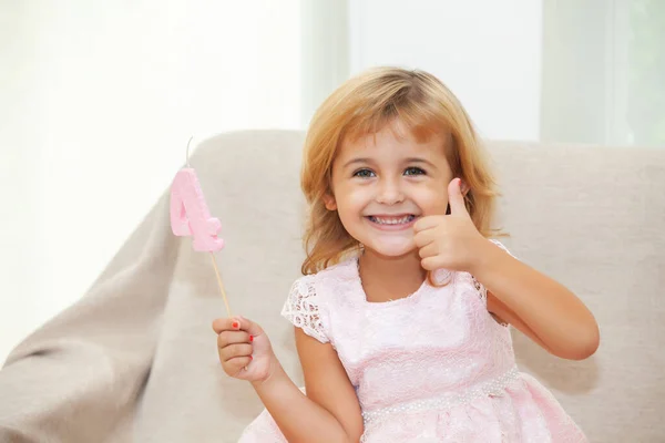 Glückliches Kleines Mädchen Ihrem Geburtstag — Stockfoto