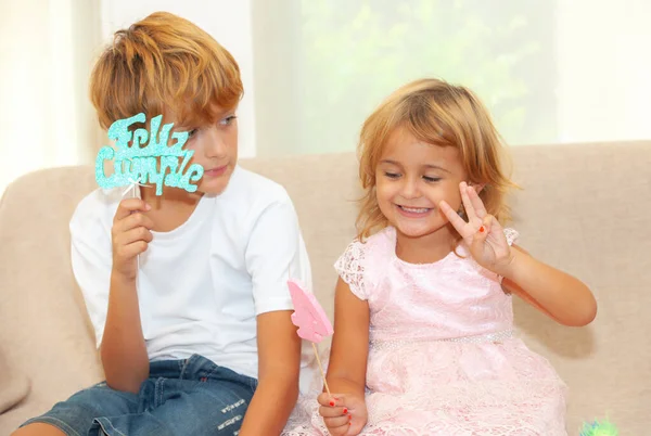 Glückliches Geschwisterpaar Zum Geburtstag — Stockfoto