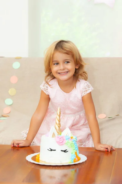 Χαριτωμένο Κορίτσι Ένα Μονόκερο Κέικ Στα Γενέθλιά Της — Φωτογραφία Αρχείου