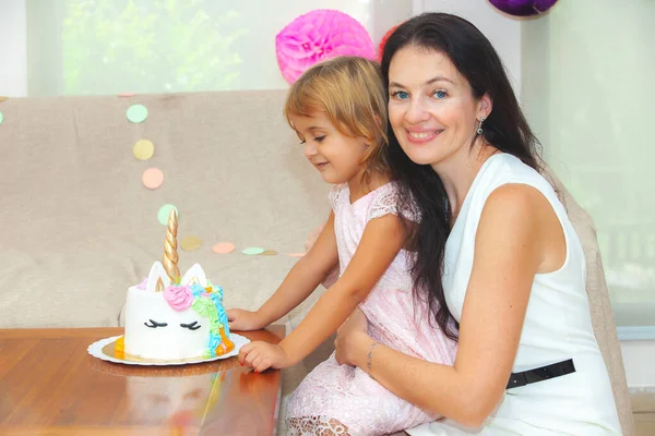 Gelukkig Moeder Met Haar Dochter Haar Verjaardag — Stockfoto