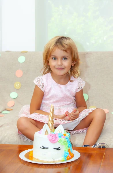 Menina Bonito Com Unicórnio Bolo Seu Aniversário — Fotografia de Stock