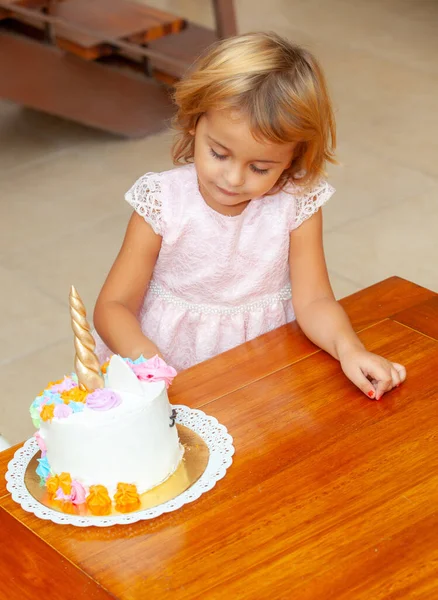 Aranyos Lány Egy Torta Unikornis Születésnapján — Stock Fotó
