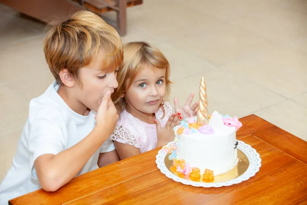 Doğum Gününde Mutlu Erkek Kız Kardeşler — Stok fotoğraf