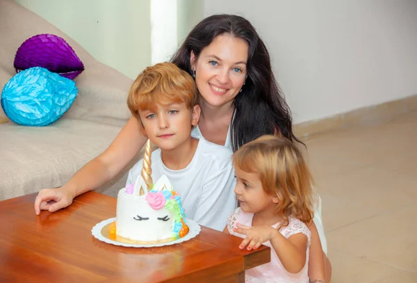 Família Feliz Aniversário Pequena Filha — Fotografia de Stock