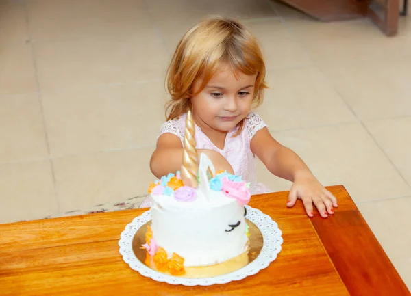 Aranyos Lány Egy Torta Unikornis Születésnapján — Stock Fotó