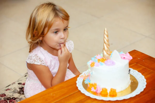 Linda Chica Con Unicornio Pastel Cumpleaños —  Fotos de Stock