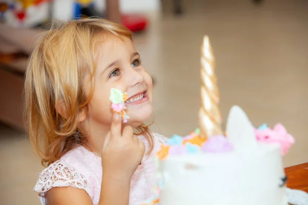 生日那天带着蛋糕独角兽的可爱女孩 — 图库照片