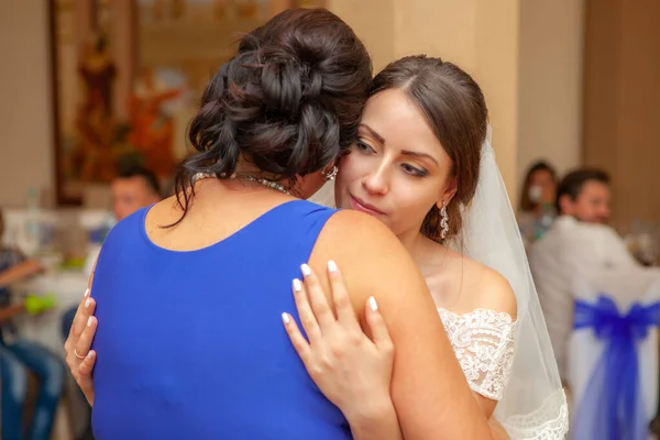 Novia Bailando Con Madre —  Fotos de Stock